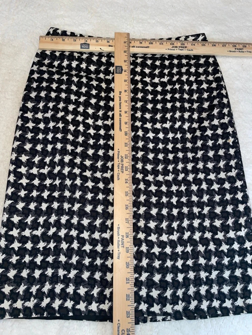 Talbots Black and White Houndstooth Pencil Skirt. Lined.  Back zipper. Size 4